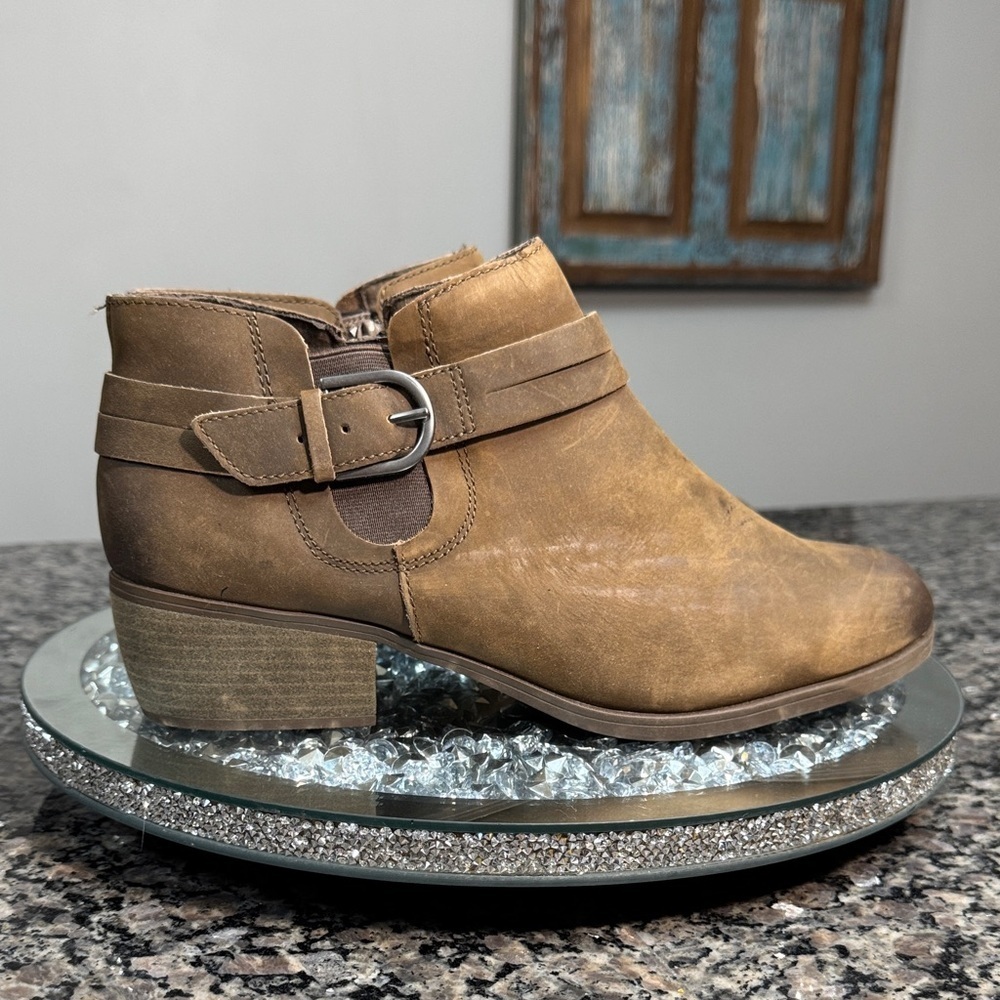 Clarks Tan Ankle Boots with Strap Detail western boho NWT 11